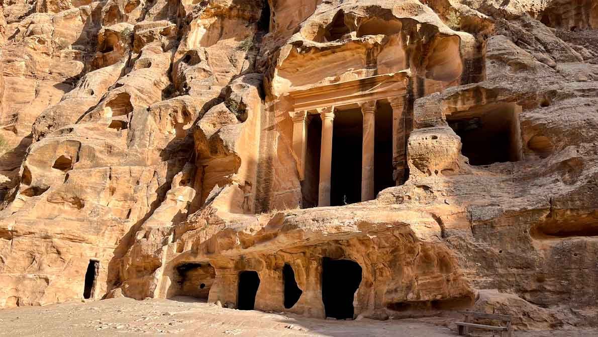 Фронтальный вид скального фасада Малой Петры