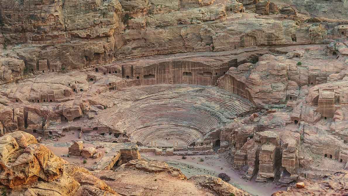 Filas de asientos en roca teatro de Petra