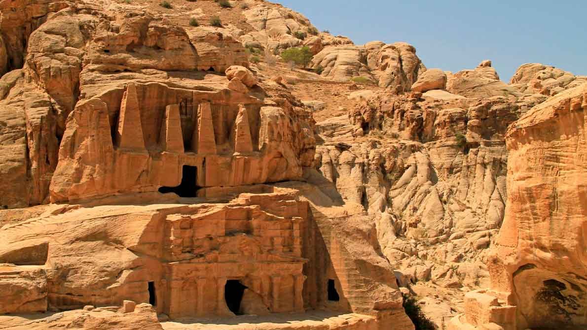 Боковой вид обелиск гробница Петра