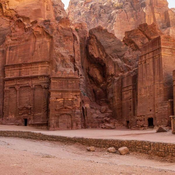 Древние руины в каньоне Петры