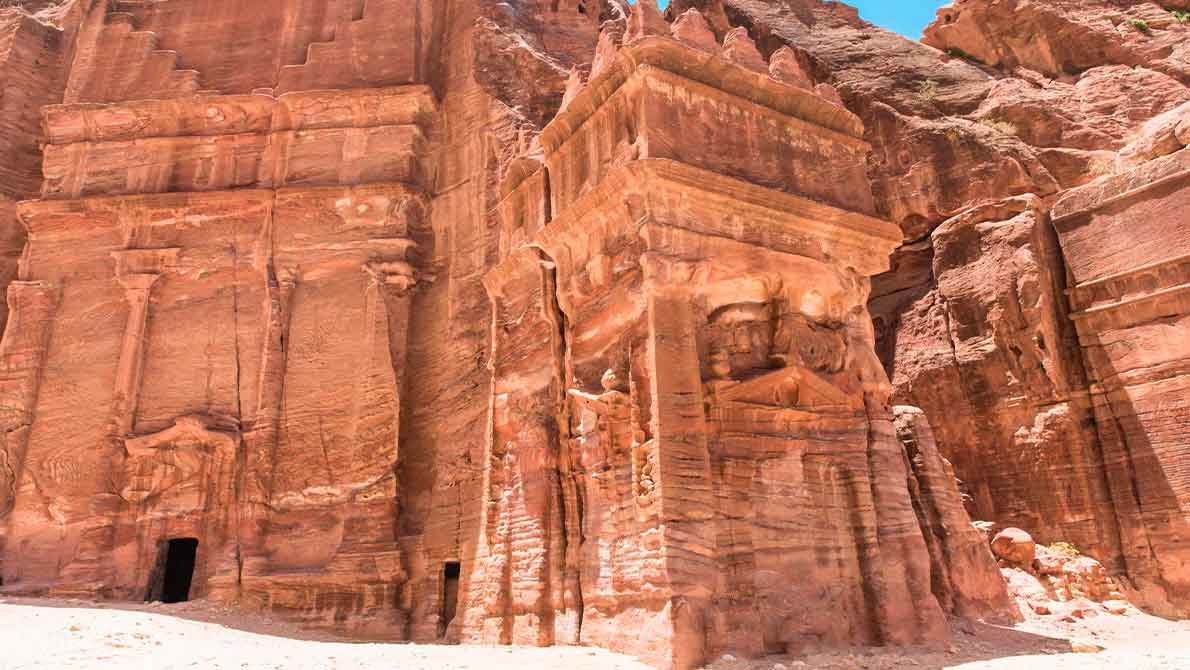 Разрушенный фасад в скалах Петры