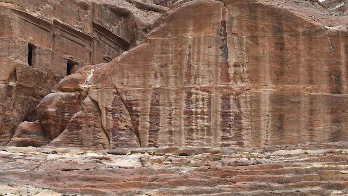 Обломанный фасад Петры в скалах