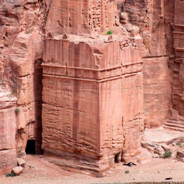 Детали колонн и фасада древнего сооружения Петры