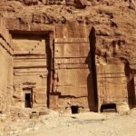 Fachada de tumba monumental en el Palacio de las Tumbas