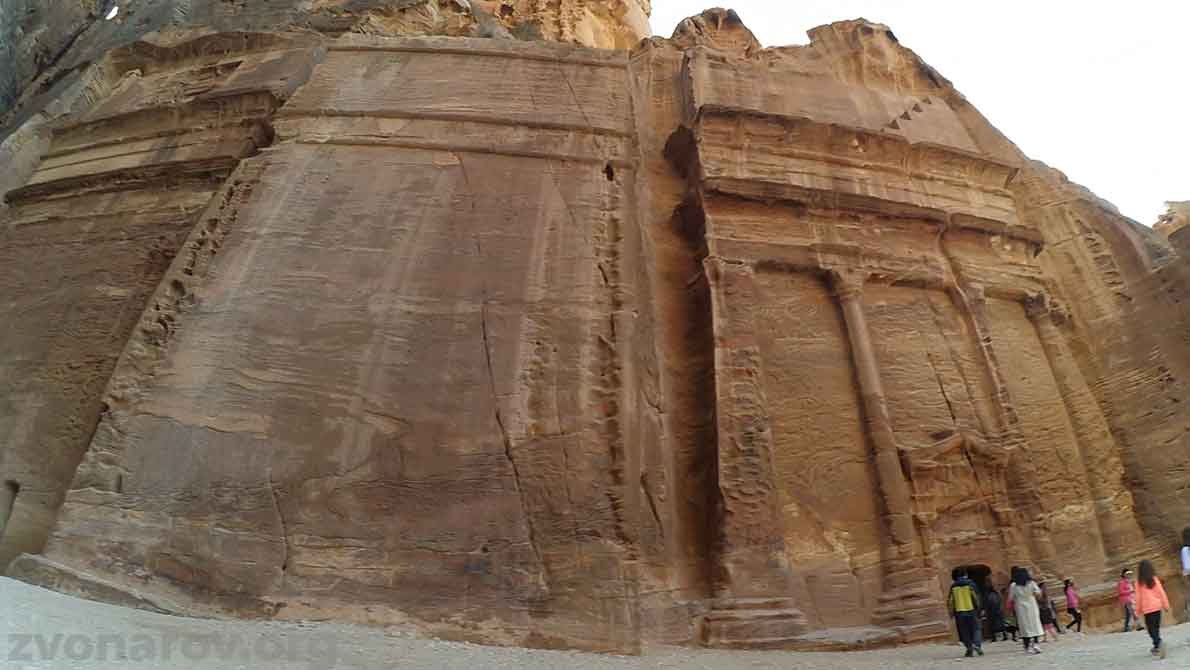 Фасад скальной гробницы Петры с прямыми линиями