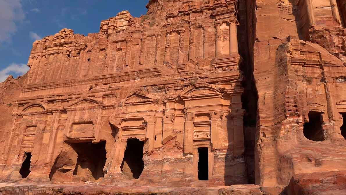 Vista frontal del Palacio de las Tumbas