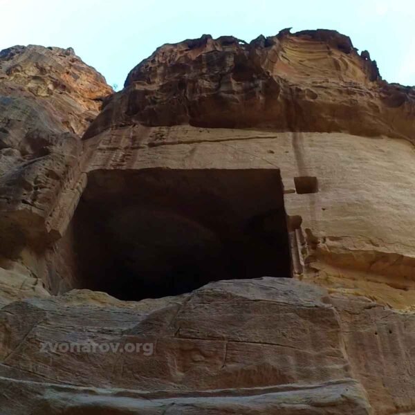 Каменный портал в гробницу Петры