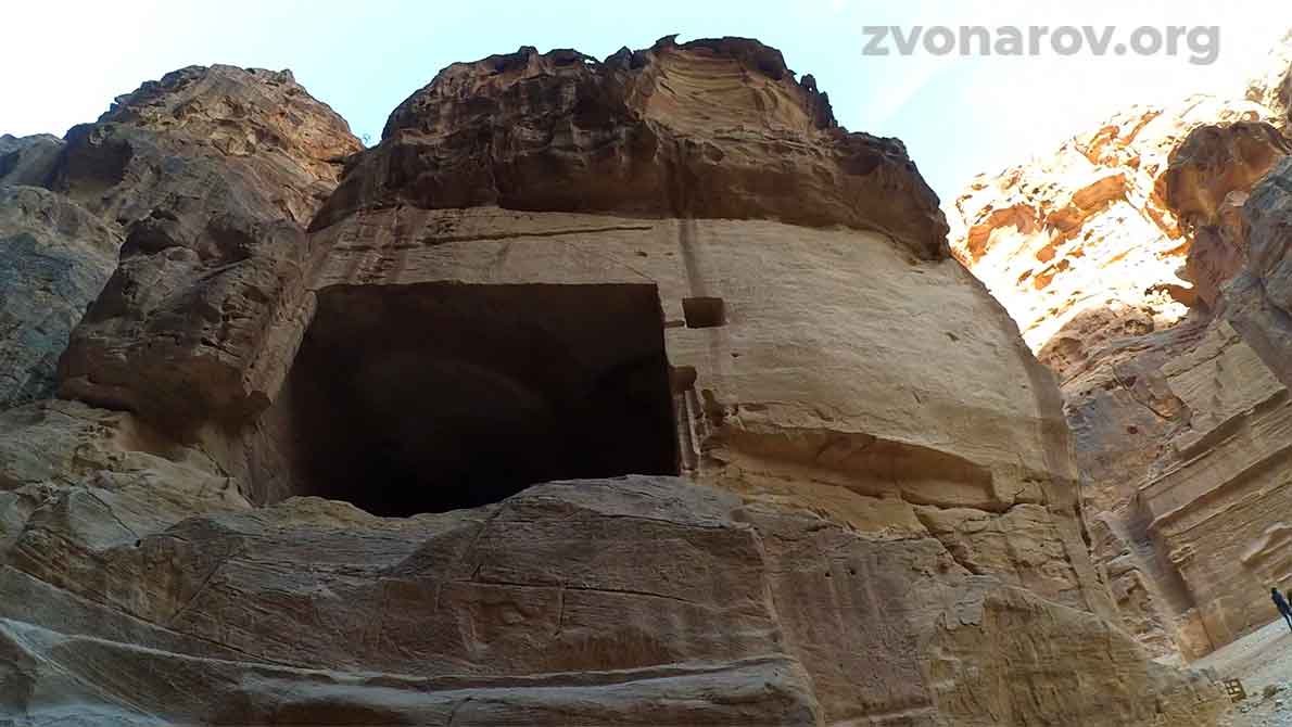 Каменная гробница выдолбленная в скале Петры