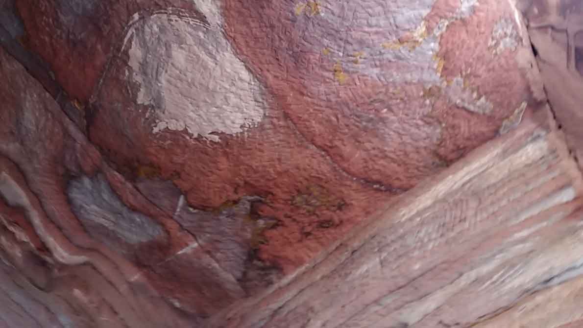 Полосы песчаника во внутренних помещениях Петры