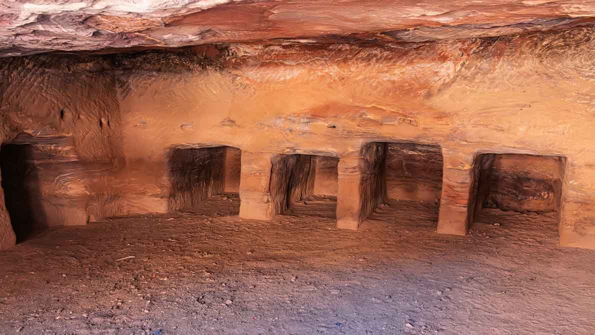 Скальный фасад с тремя нишами в Петре