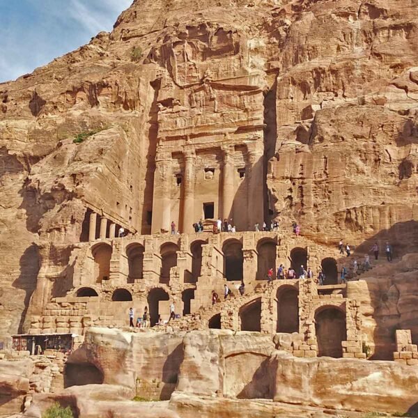 Обзорный вид фасада Дворца гробниц