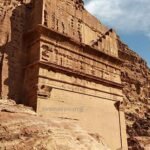 Perspectiva lateral de la Tumba de la Urna