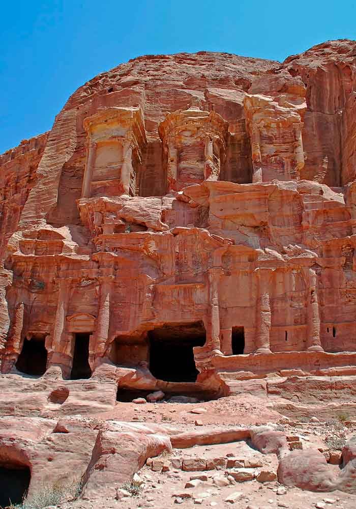 Fachadas de tumbas talladas en roca lateral Petra