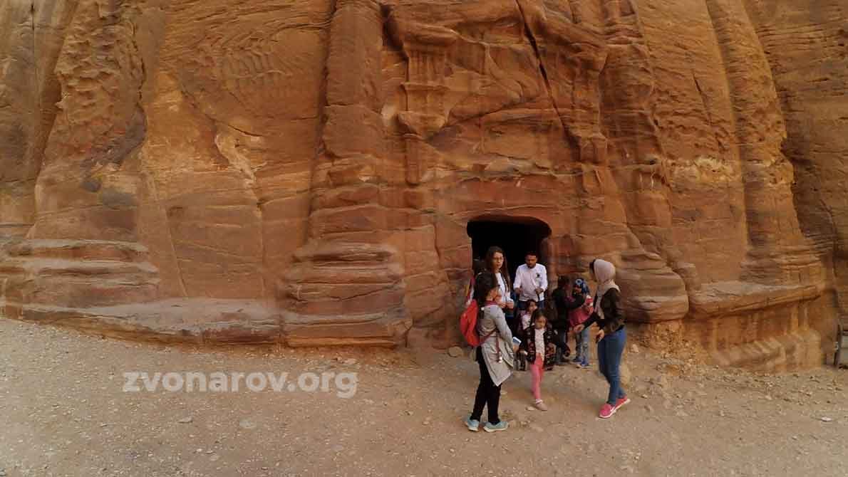 Разрушенный фасад Петры рядом с людьми