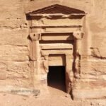 Вход в руины Петры с разрушениями