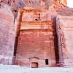 Незавершенный фасад, высеченный в скале Петры