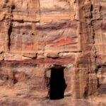 Фрагмент стены незавершенной гробницы в Петре