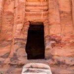 Вход в незавершенную гробницу Петры