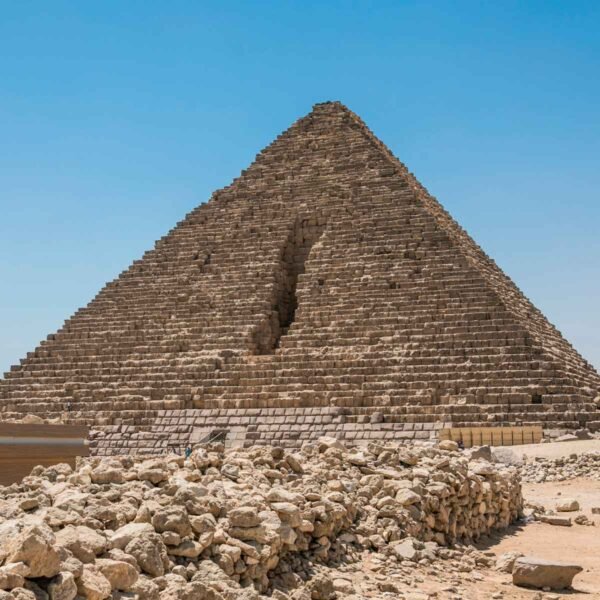 Пирамида Менкаура крупный план с проемом