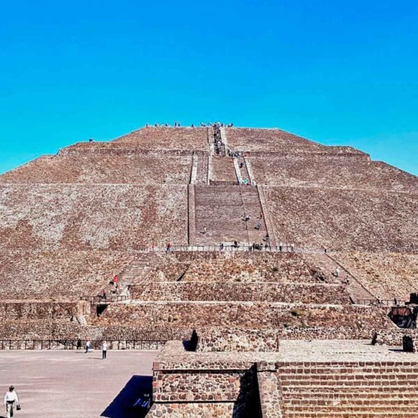 Пирамида Солнца Теотиуакан под ясным небом