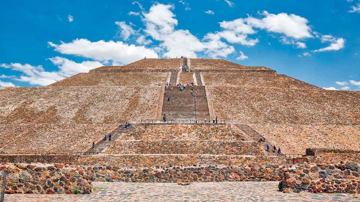 Пирамида Солнца Теотиуакан с облаками