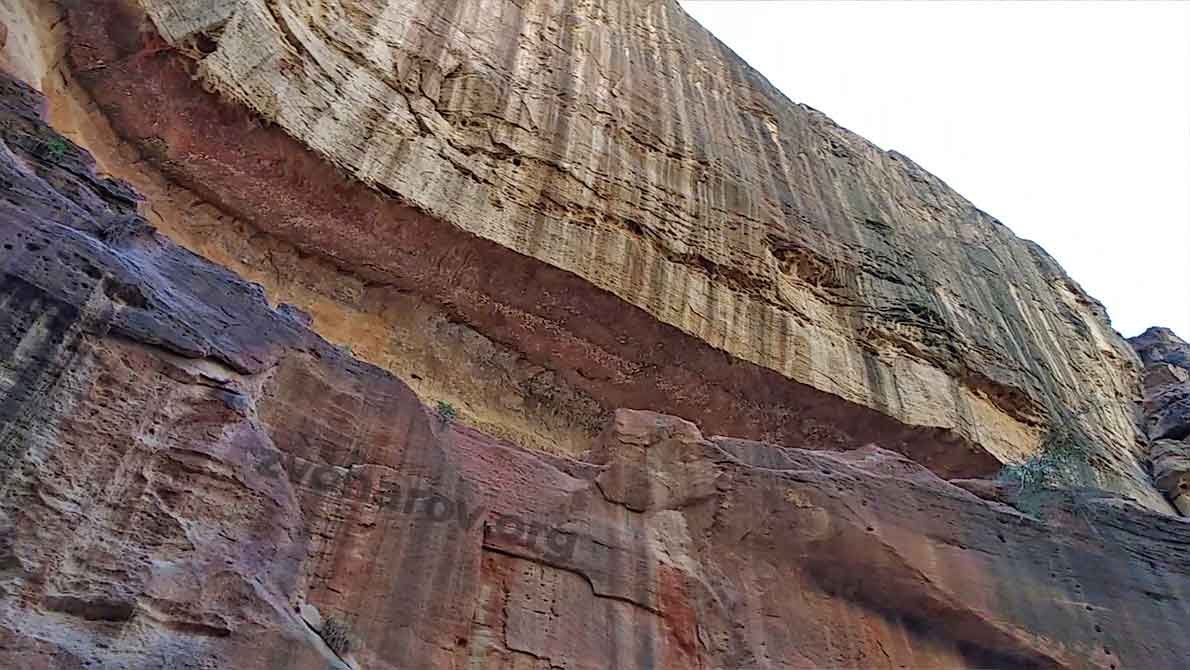 Изогнутая стена каньон Сик Петра