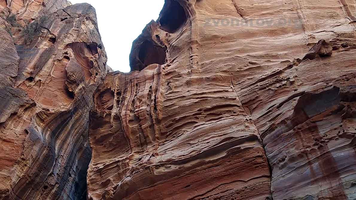 Высокие скалы каньон Сик Петра