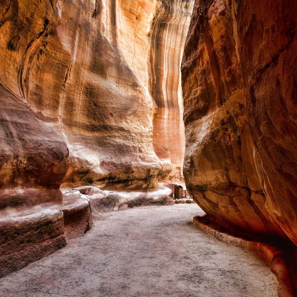 Узкий проход каньон Сик Петра