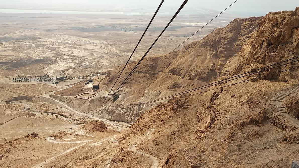 Пейзаж пустыни с холмами у Мёртвого моря