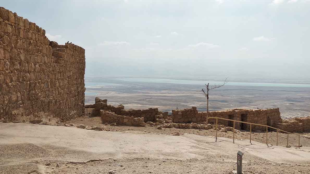 Остатки древней стены в пустыне Израиля