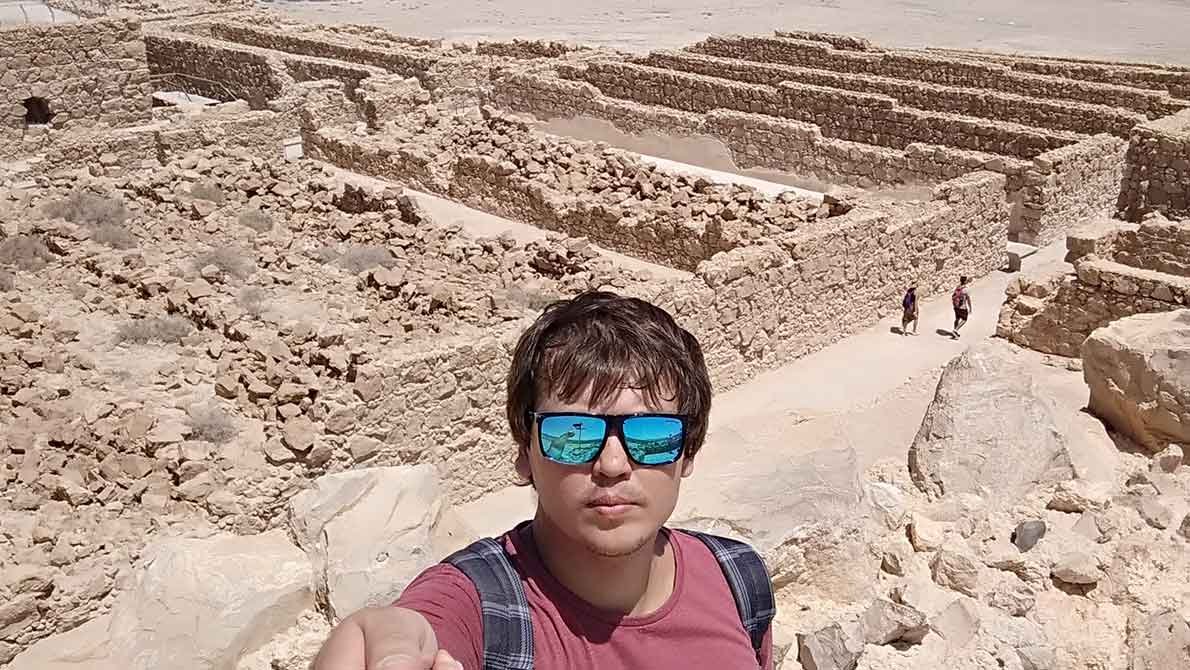 Турист с фоном гор и пустыни Израиля