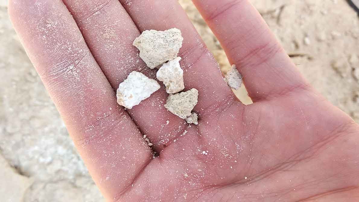 Образцы серных камней из Израиля на ладони