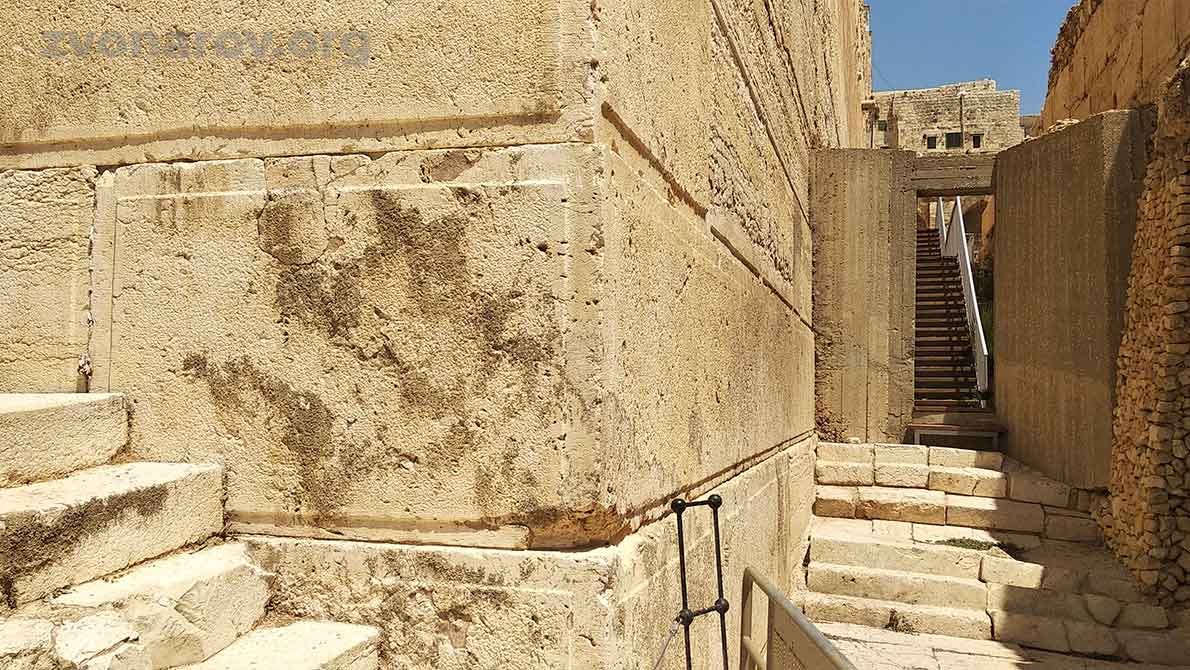 Узкий проход вдоль кладки Храмовой горы