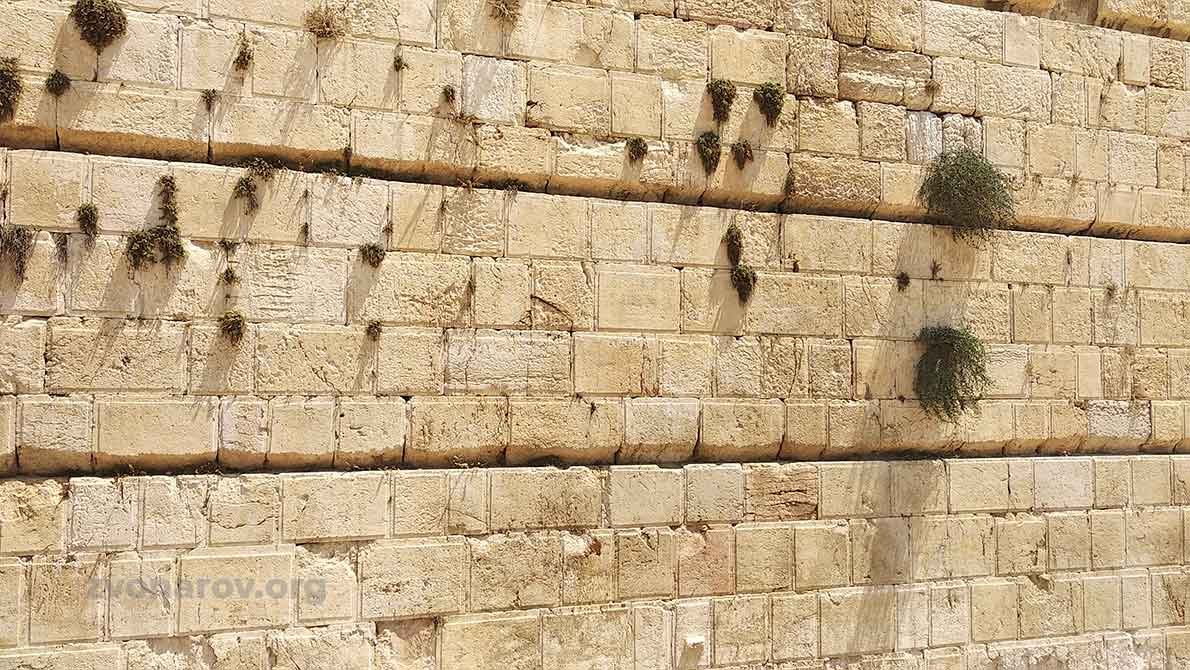 Стена из огромных камней без раствора