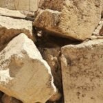 Каменные обломки древней кладки