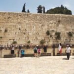 Люди на открытой территории у стены