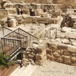 Каменная лестница рядом с древними блоками