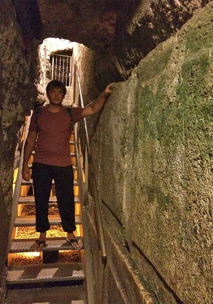 Древний узкий коридор в подземельях Храмовой горы