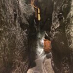 Подземный узкий проход с массивными каменными стенами