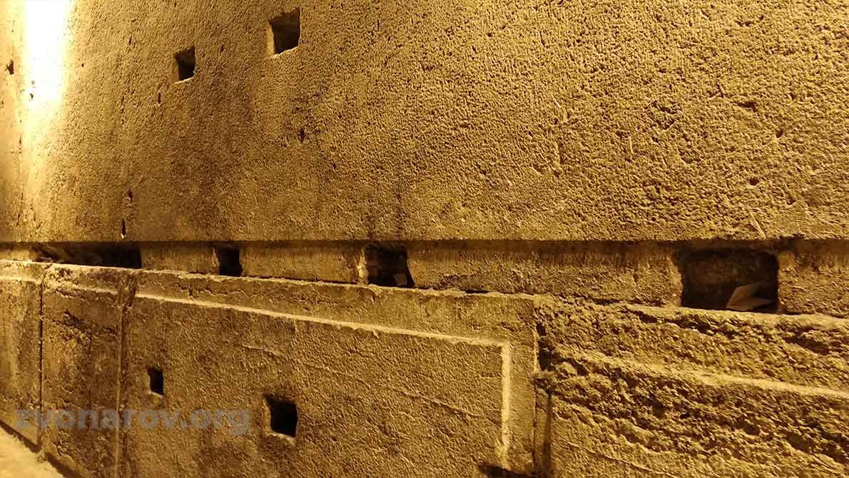 Крупноформатные камни основания стен Израиль