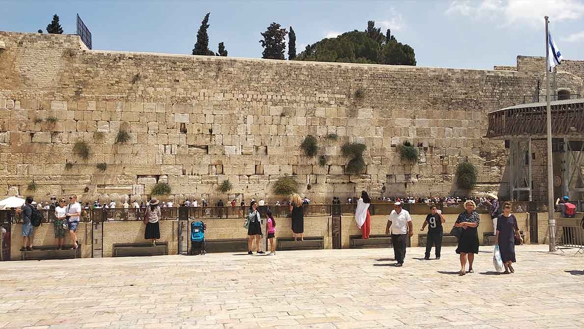 Панорама площади и стены плача