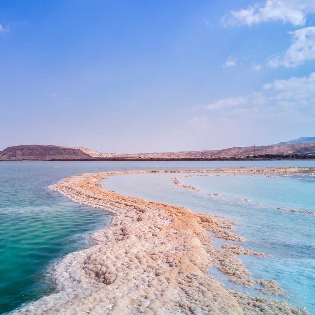 Общий вид Мёртвого моря с бирюзовой водой