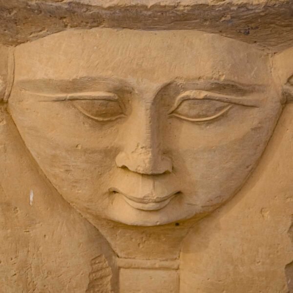 Изображение лица богини Хатхор на стене древнего египетского храма