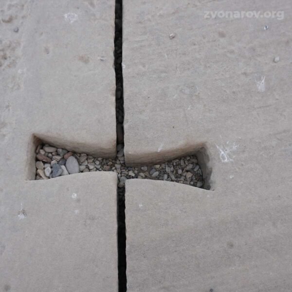 Соединение каменных плит металлической стяжкой на крыше храма Хатхор