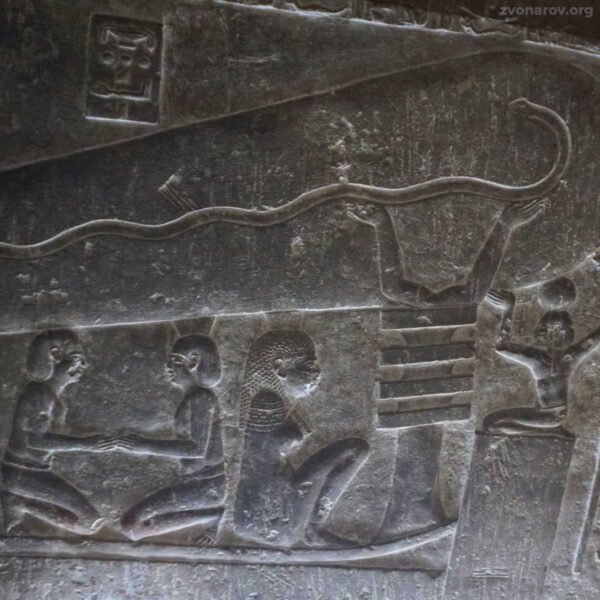 Барельеф с изображением так называемой лампы Дендеры в подземелье храма