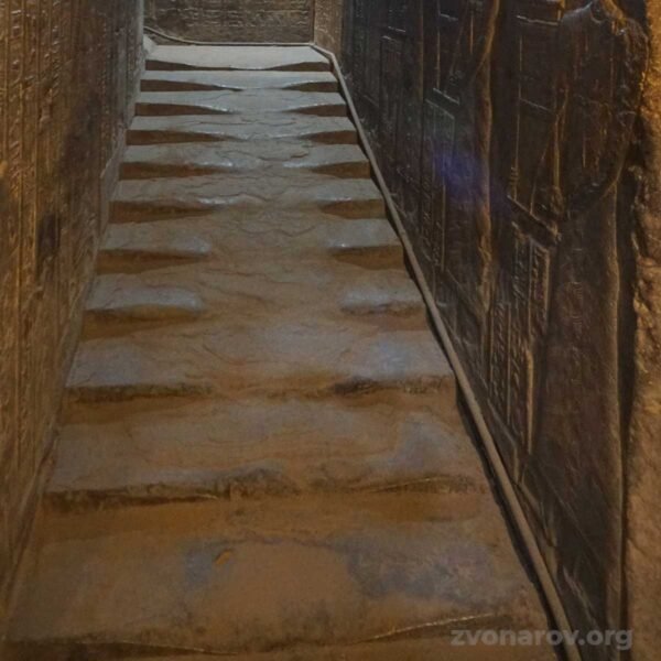 Лестница из камня внутри древнего египетского храма Хатхор