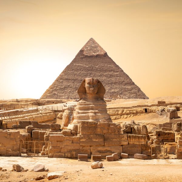 Фронтальный вид Сфинкса на плато Гиза при мягком свете заката