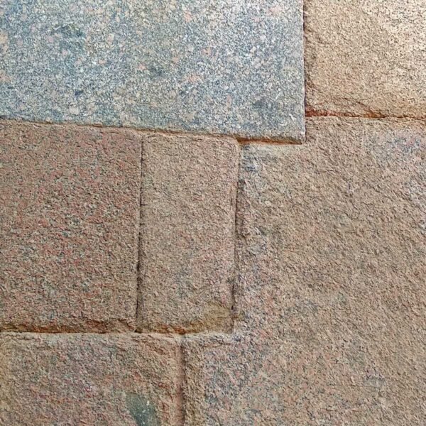 Фрагмент стены Храма Сфинкса с плотной подгонкой крупных гранитных блоков без видимого раствора