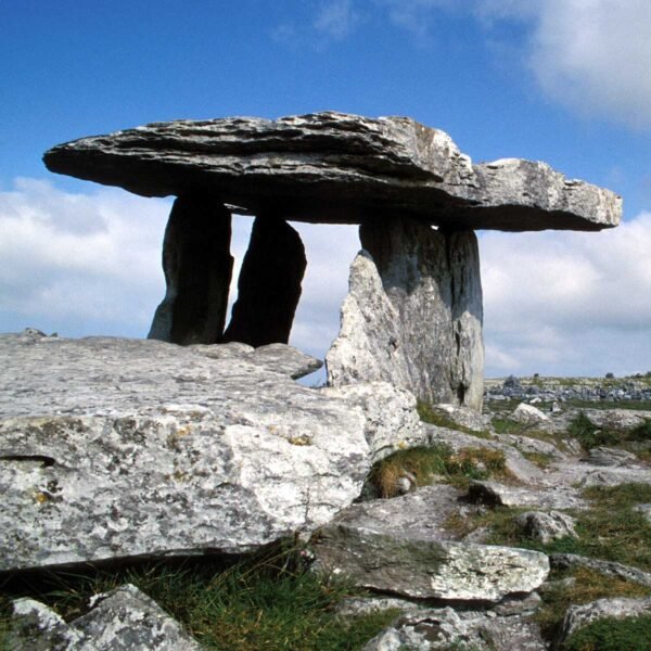 Каменная конструкция дольмена Пульнаброн с массивными плитами и открытым порталом на фоне неба