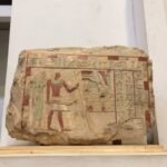 Каменный рельеф со сценой подношения в старом каирском музее с сохранившимися иероглифами и краской